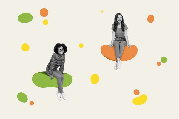 Creativiteit kunst samenstelling van twee dames zitten vlekken nul zwaartekracht vliegen geïsoleerd over pastel kleur achtergrond — Stockfoto
