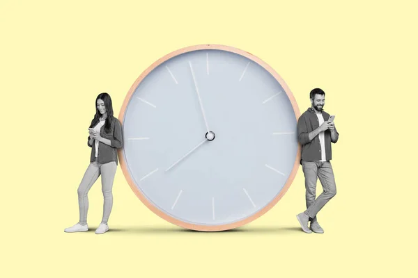 Colagem de arte criativa de dois millennials stand by big clock surf net phone isolado luz amarelo fundo — Fotografia de Stock