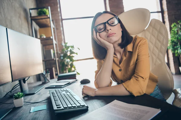 Retrato de atractiva chica cansada y trabajada ciber editor durmiendo preparando acuerdo de ley en el lugar de trabajo en interiores — Foto de Stock