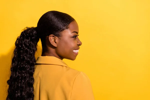 Profil fotografie pěkné vlnité mladé fantazie dáma vzhled promo nosit bundu izolované na žlutém pozadí — Stock fotografie