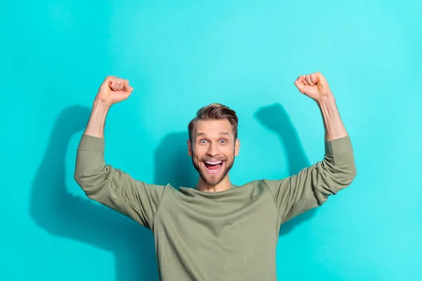 Foto de loco campeón hombre levantar puños regocijarse objetivo logro desgaste jersey aislado color azul fondo — Foto de Stock