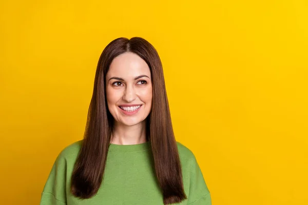 Porträtt av attraktiva glada sinnade kvinna tänkande kopia utrymme isolerad över ljusa gula färg bakgrund — Stockfoto