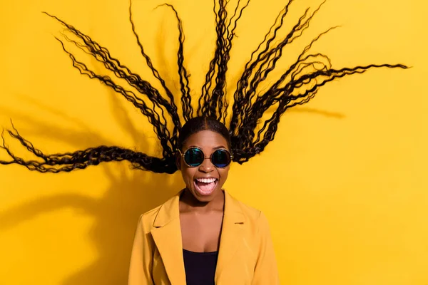Πορτρέτο των ελκυστικών χαρούμενα funky μαλλιά τρελό κορίτσι που φέρουν καλή διάθεση απομονώνονται σε φωτεινό κίτρινο χρώμα φόντο — Φωτογραφία Αρχείου