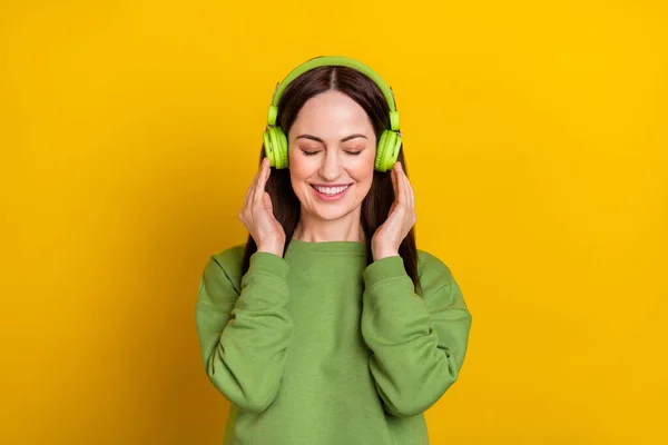 Portrét atraktivní snové veselá žena poslech rádio hit single izolované přes jasně žluté barvy pozadí — Stock fotografie