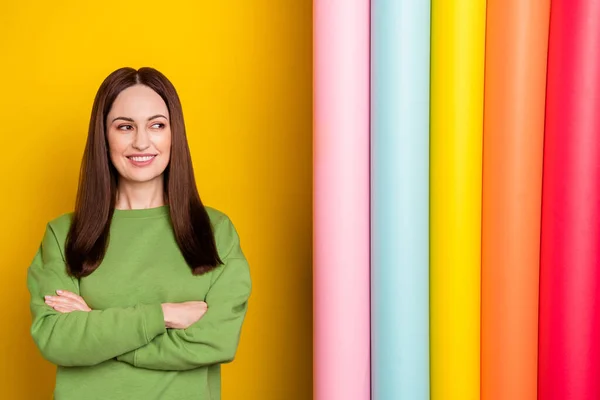 Retrato de mulher alegre atraente braços dobrados escolhendo designer de quarto colorido isolado sobre fundo de cor amarela brilhante — Fotografia de Stock