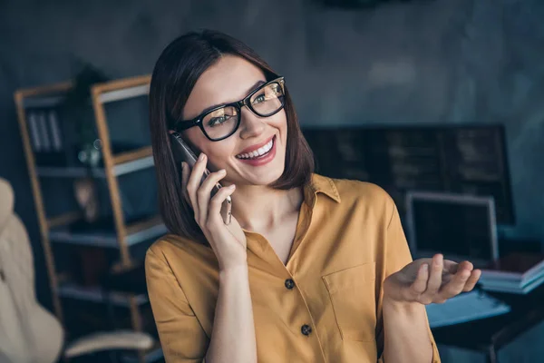 Portret van aantrekkelijke vrolijke meisje hr directeur assistent expert met behulp van apparaat bellen klant op werkplek binnen — Stockfoto