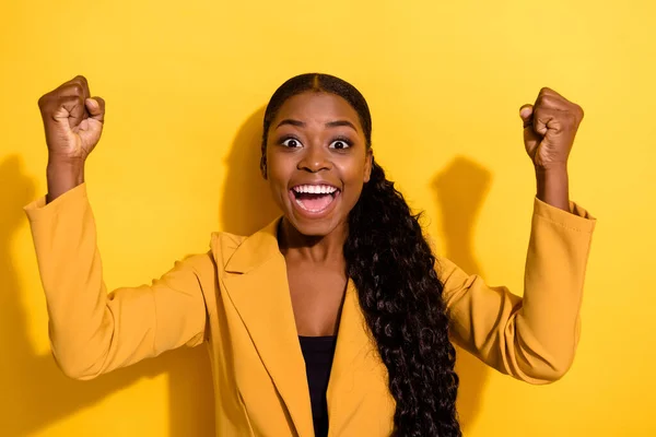 Portret van aantrekkelijke gelukkige vrolijke golvende harige meisje verheugen plezier geïsoleerd op fel gele kleur achtergrond — Stockfoto