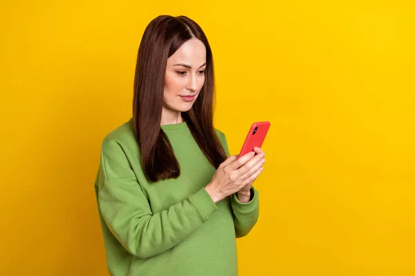 Retrato de mujer enfocada atractiva usando dispositivo de chat post smm aislado sobre fondo de color amarillo brillante — Foto de Stock