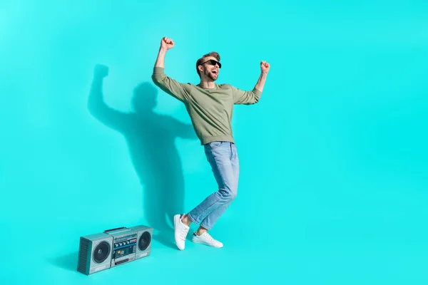 Pełna długość zdjęcie funky beztroski chłodny człowiek taniec disco 90s podnieść ręce nosić pullover odizolowany niebieski kolor tło — Zdjęcie stockowe