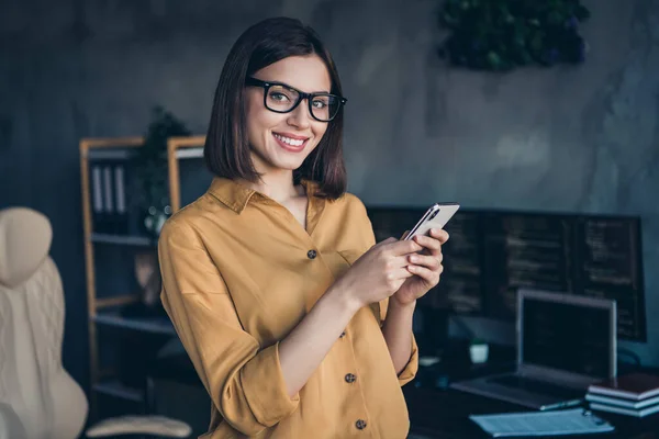 Retrato de atractiva chica alegre experto utilizando dispositivo gadget edición de código web en la estación de trabajo en el lugar de trabajo en interiores — Foto de Stock