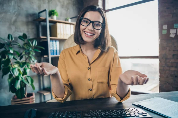 Retrato de atraente pessoa positiva sentar cadeira falar comunicar vídeo call office dentro de casa — Fotografia de Stock