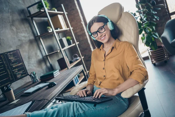 Fotografie pozitivní inteligentní editor dáma sedí židle klávesnice psát operační zabezpečení pracovní stanice uvnitř — Stock fotografie