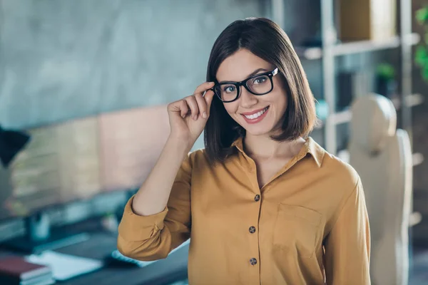 Foto di giovane allegra bella donna mano toccare occhiali indossare abbigliamento casual agente designer jawa indoor — Foto Stock