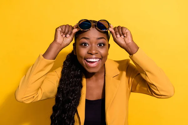 Portret van aantrekkelijke vrolijke verbijsterd golvend-harig meisje groot nieuws reactie geïsoleerd op fel gele kleur achtergrond — Stockfoto