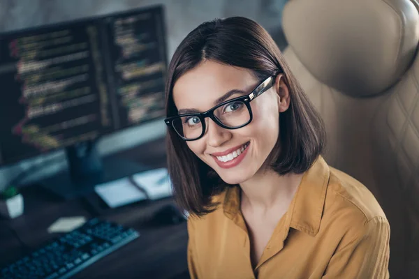 Портрет привлекательной умной умной опытной веселой девушки кибер-инженера веб-разработчика на рабочем месте рабочей станции в помещении — стоковое фото