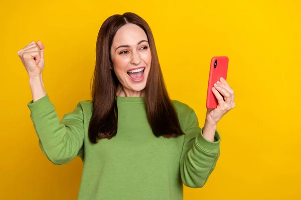 Retrato de mujer alegre suerte atractiva usando gadget regocijo como seguir post aislado sobre fondo de color amarillo brillante — Foto de Stock
