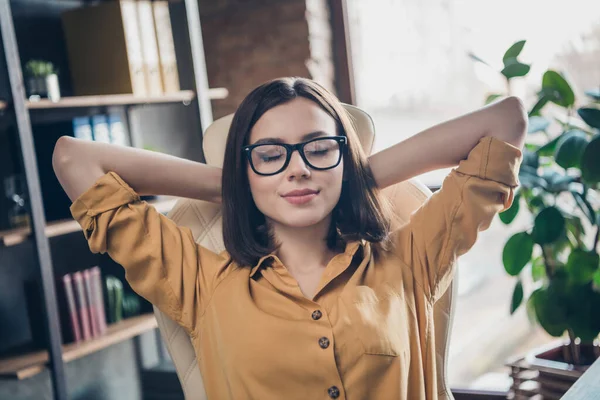 Retrato de atractiva inteligente inteligente tranquila chica hábil diseñador web descanso pausa descanso en el lugar de trabajo en interiores — Foto de Stock