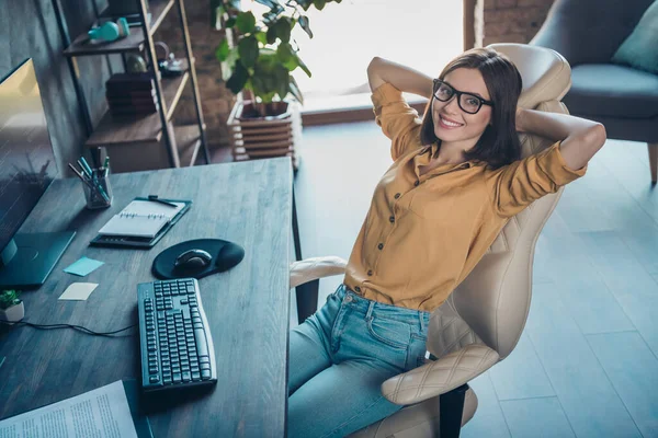 Retrato de atraente alegre empresa menina qualificada terceirizar técnico sentado na cadeira no local de trabalho estação de trabalho dentro de casa — Fotografia de Stock