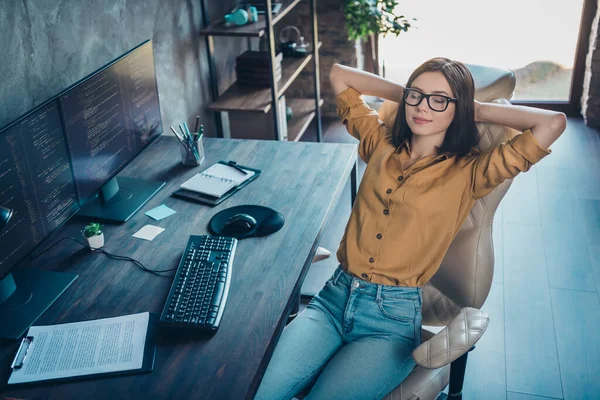 Portrét atraktivní zasněný klid dívka geek technik sedí odpočívá v křesle zdřímnout na pracovišti vnitřní — Stock fotografie