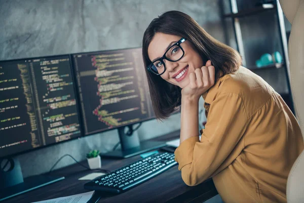 Профиль боковой фото молодой веселой женщины на рабочем месте дизайнер эксперт сидеть стол очки сайт в помещении — стоковое фото