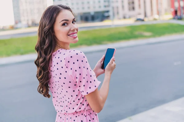 Profiel side view portret van aantrekkelijke vrolijke meisje met behulp van apparaat kijken video web smm post wandelen op frisse lucht buiten — Stockfoto