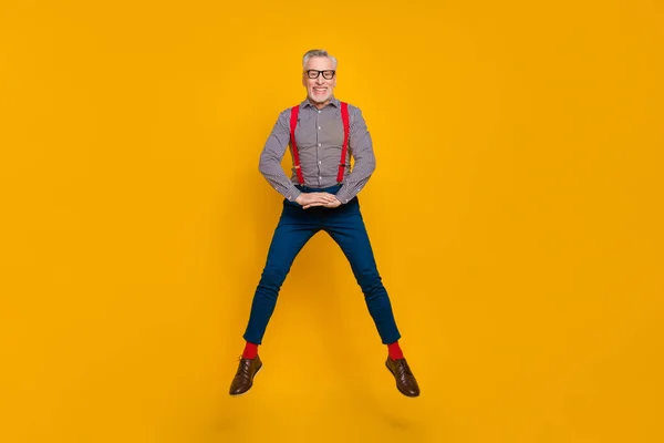 Full body photo of active funny man jumping wear vêtements à la mode isolé sur fond de couleur jaune — Photo