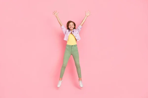 Photo excité heureux joyeux jolie dame saut lever les mains porter veste casual isolé fond de couleur rose — Photo