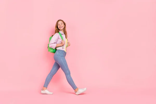 Foto lateral de perfil de longitud completa de la joven atractiva chica caminar espacio vacío desgaste traje casual aislado sobre fondo de color rosa —  Fotos de Stock