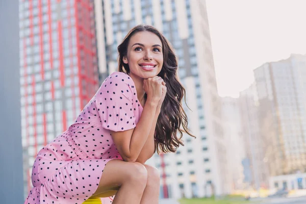 Perfil lado foto de joven alegre chica brazos toque barbilla sueño buen humor disfrutar fin de semana calle al aire libre —  Fotos de Stock