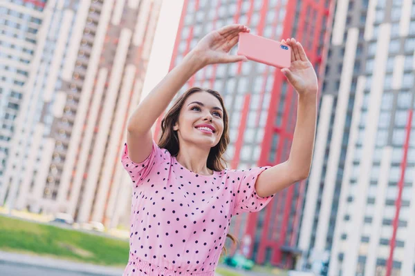 Retrato de menina alegre atraente usando dispositivo de tomada de gravação de selfie vídeo smm pós revisão no ar fresco ao ar livre — Fotografia de Stock