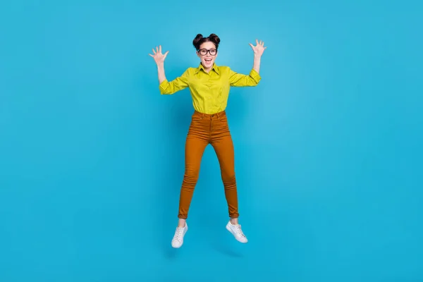 Retrato de corpo inteiro de pessoa satisfeita alegremente levantar as mãos palmas isoladas no fundo de cor azul — Fotografia de Stock