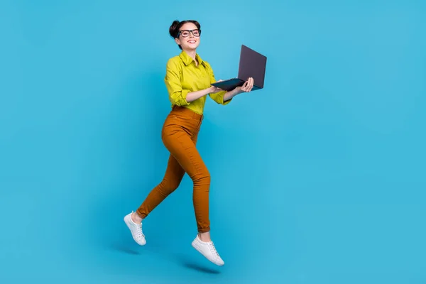 Foto de perfil de corpo inteiro de pessoa enérgica segurar netbook correndo isolado no fundo de cor azul — Fotografia de Stock