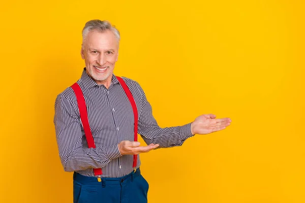 Retrato de homem alegre atraente vestindo traje mostrando espaço de cópia bem-vindo isolado sobre fundo de cor amarelo brilhante — Fotografia de Stock