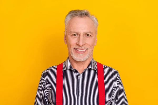 Porträtt av attraktiva glada innehåll gråhårig man bär randig festlig skjorta isolerad över glans gul färg bakgrund — Stockfoto