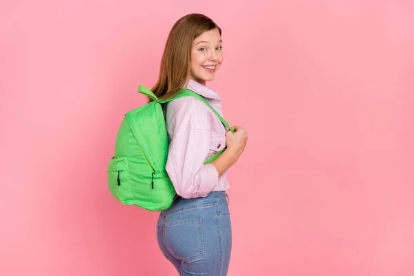 Foto de dama encantadora positiva radiante sonrisa posando desgaste mochila chaqueta aislado color rosa fondo — Foto de Stock