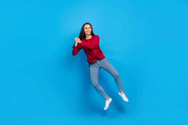 Full size foto di carino millennial ung signora salto indossare occhiali camicia jeans scarpe da ginnastica isolato su sfondo blu — Foto Stock