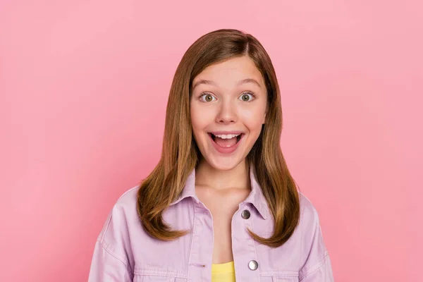 Gençlik fotoğrafı. Heyecanlı genç kız, pembe renkli arka planda izole edilmiş indirim bilgileriyle karşı karşıya. — Stok fotoğraf