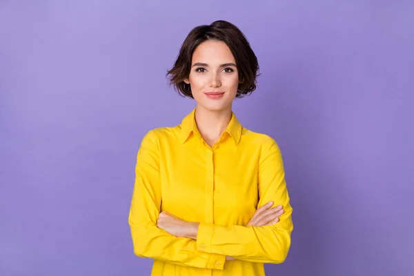 Фото боса молодого боба волосся леді схрестила руки в жовтій блузці ізольовані на фіолетовому кольоровому фоні — стокове фото