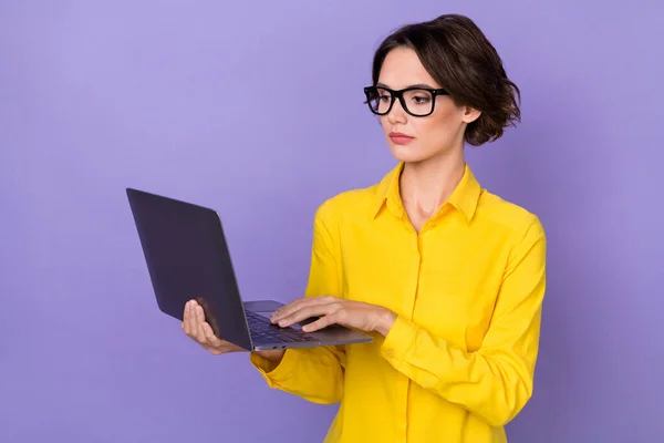 Foto di capo millennial signora look laptop indossare occhiali di stoffa formale isolato su sfondo di colore viola — Foto Stock