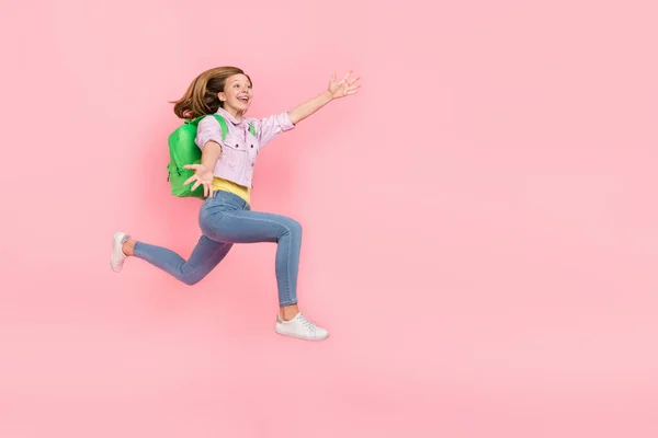 Profil foto av förvånad funky dam hoppa fånga tomt utrymme slitage ryggsäck jacka isolerad rosa färg bakgrund — Stockfoto