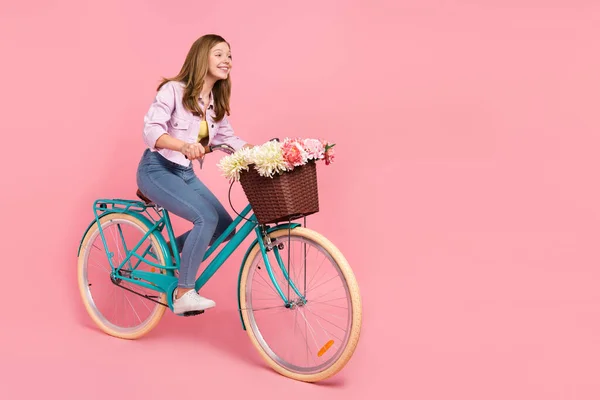 Perfil foto de sonho engraçado senhora unidade bicicleta desfrutar de viagem desgaste casaco isolado cor-de-rosa fundo — Fotografia de Stock