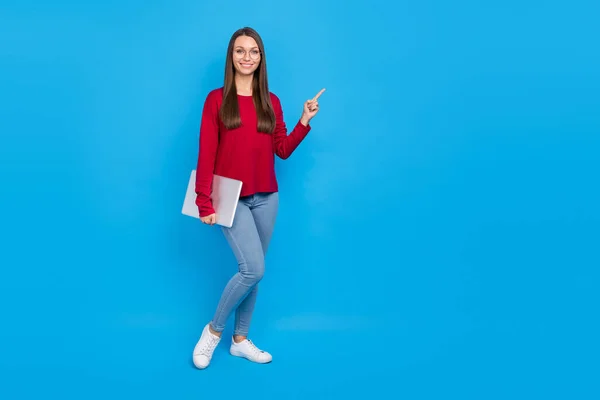Full längd foto av ceo ung dam hålla bärbar dator index promo bära glasögon skjorta jeans sneakers isolerade på blå bakgrund — Stockfoto