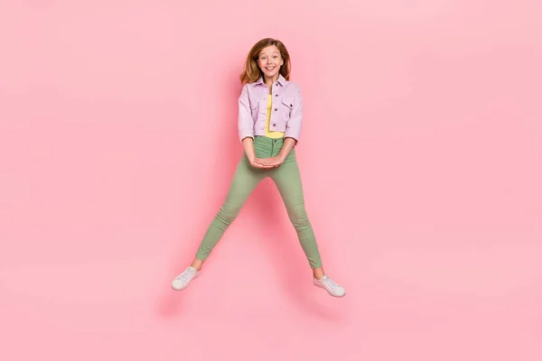 Foto de la señora energética activa inspirada salto agarrarse de la mano desgaste casual chaqueta pantalones zapatillas aisladas de color rosa fondo —  Fotos de Stock