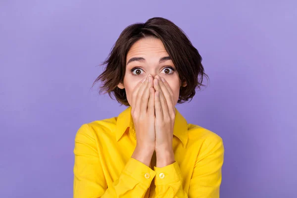 Foto von gestressten jungen brünetten Dame in der Nähe Gesicht tragen Hemd isoliert auf lila Farbe Hintergrund — Stockfoto