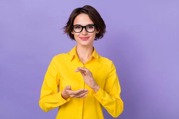 Foto de agradable millennial lady clap use gafas de tela formales aisladas sobre fondo de color púrpura — Foto de Stock