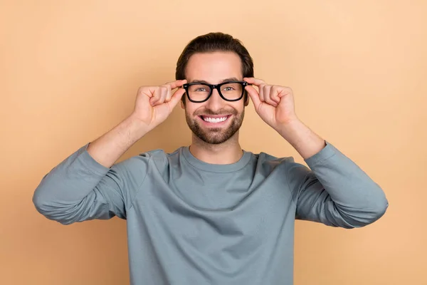 Foto van jonge vrolijke jongen dragen bril slimme oogheelkunde geïsoleerd over beige kleur achtergrond — Stockfoto