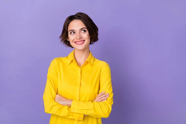 Fénykép lenyűgözött fiatal hölgy keresztbe karok felnéz kopás sárga ing elszigetelt lila színű háttér — Stock Fotó
