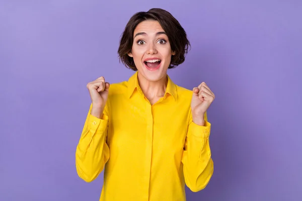 Foto de celebrar la dama milenaria gritar usar camisa amarilla aislada sobre fondo de color violeta — Foto de Stock