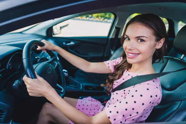 Foto del lado del perfil de la joven alegre chica encantadora unidad coche mantener el volante velocidad viaje al aire libre —  Fotos de Stock