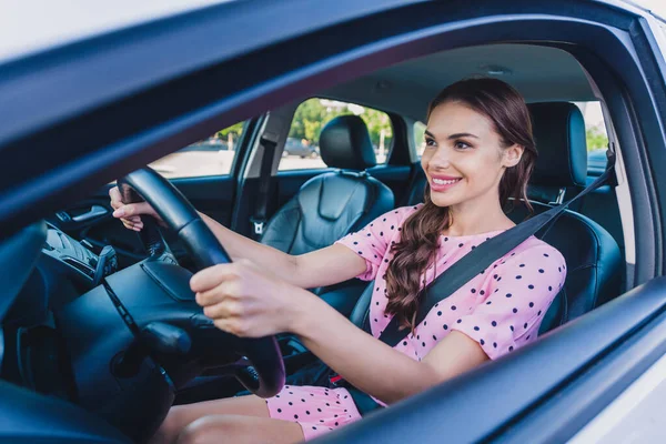 Profil boczne zdjęcie młoda ładna kobieta toothy uśmiech jeździć samochodowe autostrady drogowego pojazdu wycieczka na zewnątrz — Zdjęcie stockowe